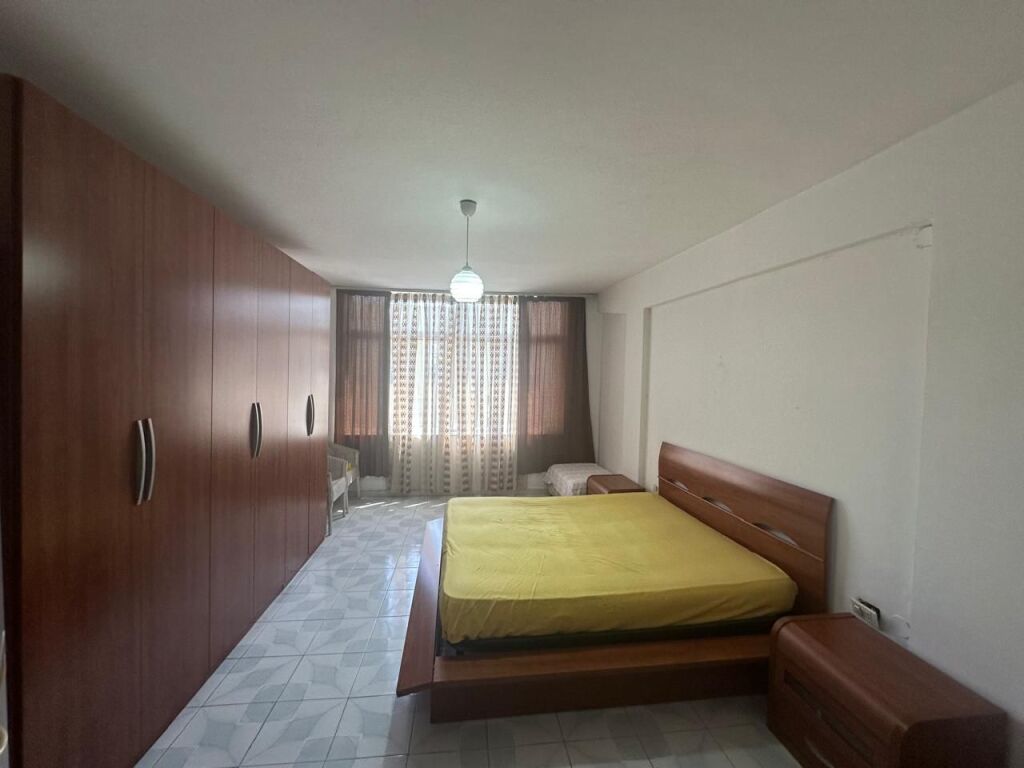 🏢Via delle Barricate affittasi appartamento 2+1, arredato, 60.000 Leke