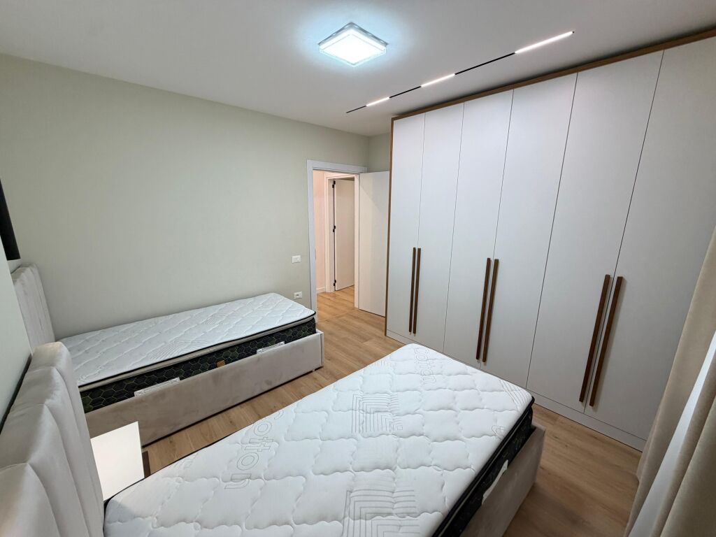Shitet Apartament 2+1+2 Yzberisht, tek Kmy