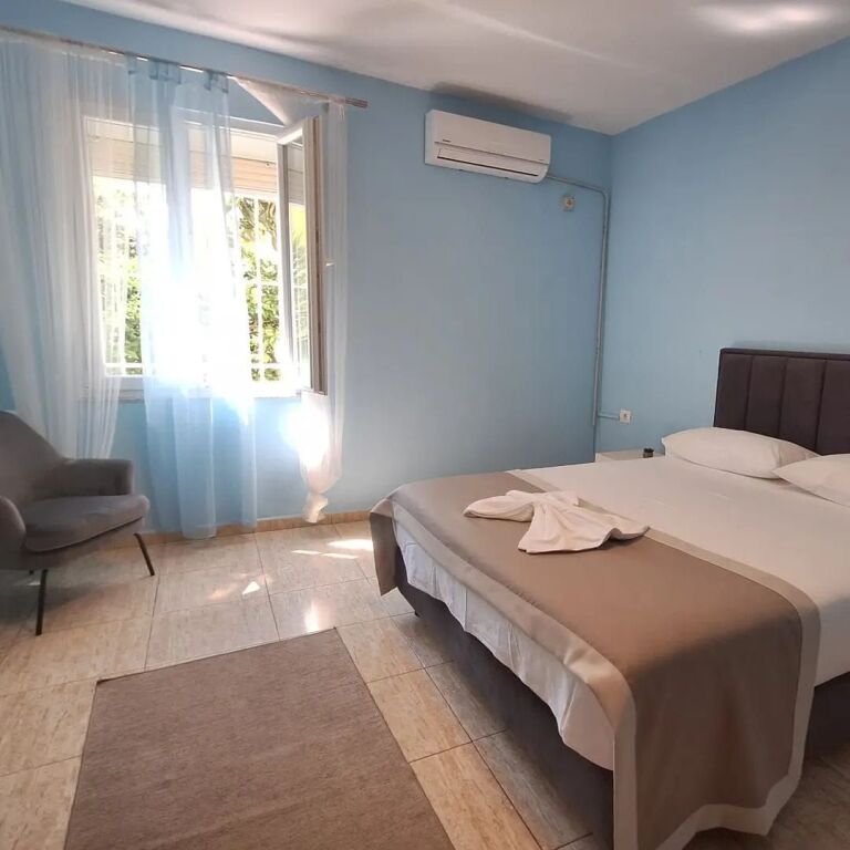 JEPET ME QERA KATI I PARE I NJE SHTEPIE PRIVATE - TEK HOTEL MONDIAL , 21- DHJETORI, TIRANE