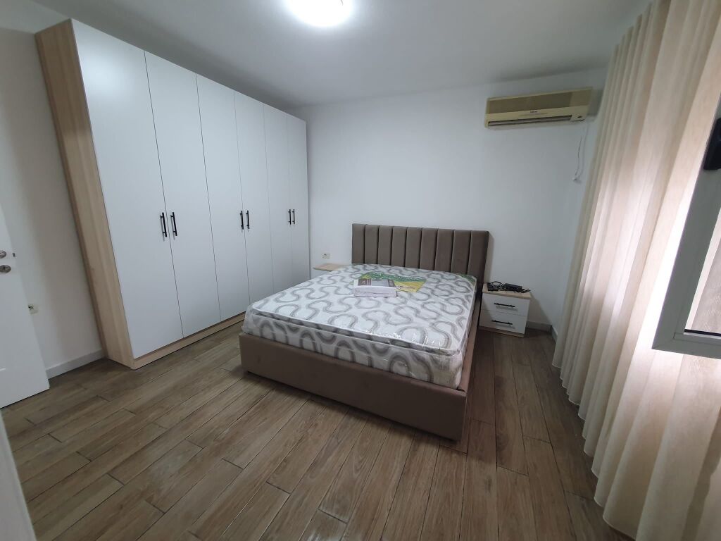 Jepet me qira Garsionere te rruga e Durresit 450 mije leke