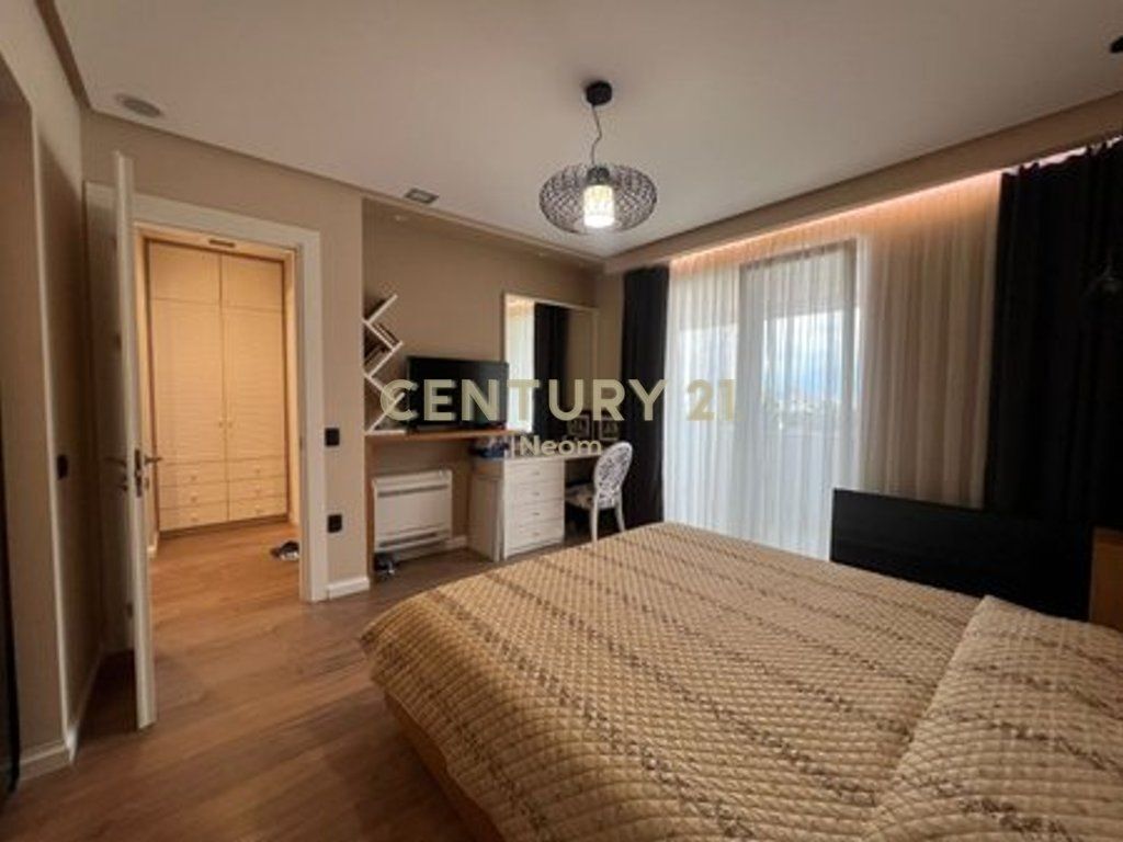 QIRA, PENTHOUSE MODERN 1+1 me POST PARKIMI, Liqenit Artificial ‼️ 1,200 € /Muaj
