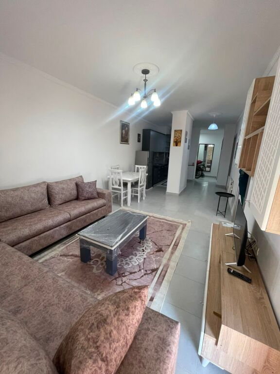 Affittasi 2+1+2 e parcheggio per 55.000 lekë