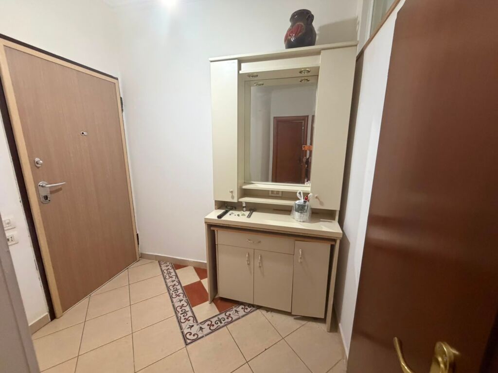Jepet me qera 2+1 fresk mobiluar ashensor 38000 lek