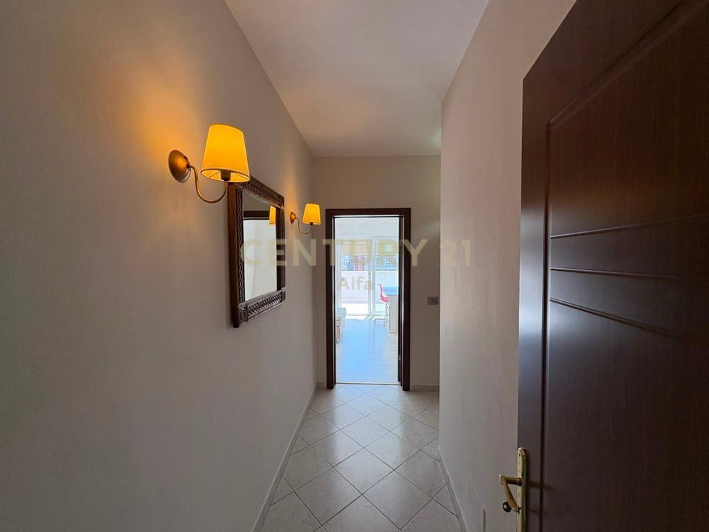 Jepet me qera apartament 2+1+depo me verandë, i përshtatshëm për zyrë, në Rrugën Dritan Hoxha!