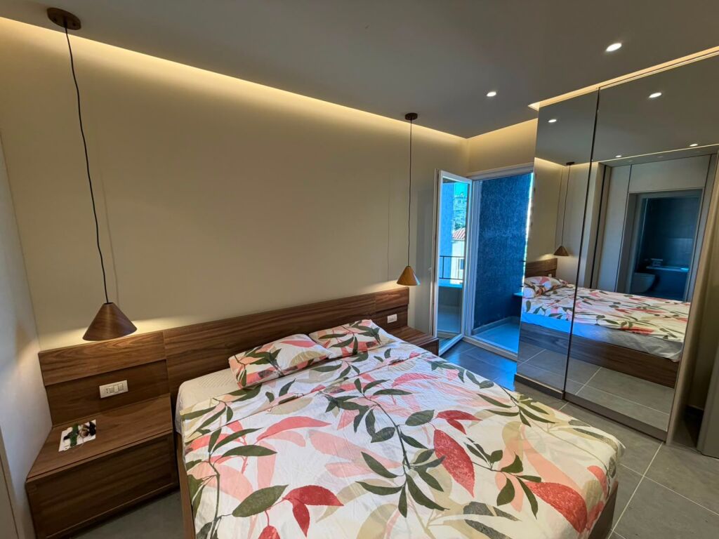 We rent a 2+1+2 apartment together with a parking space at Pazari i ri!