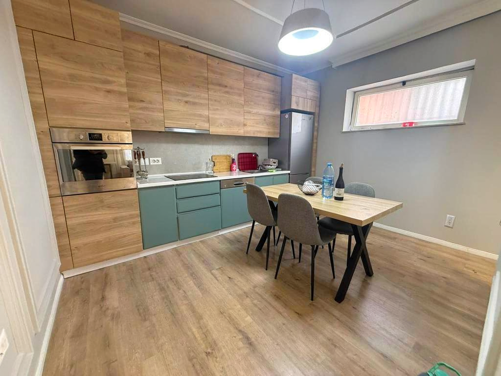 Apartament 1+1 + Post Parkimi me qira tek Medreseja