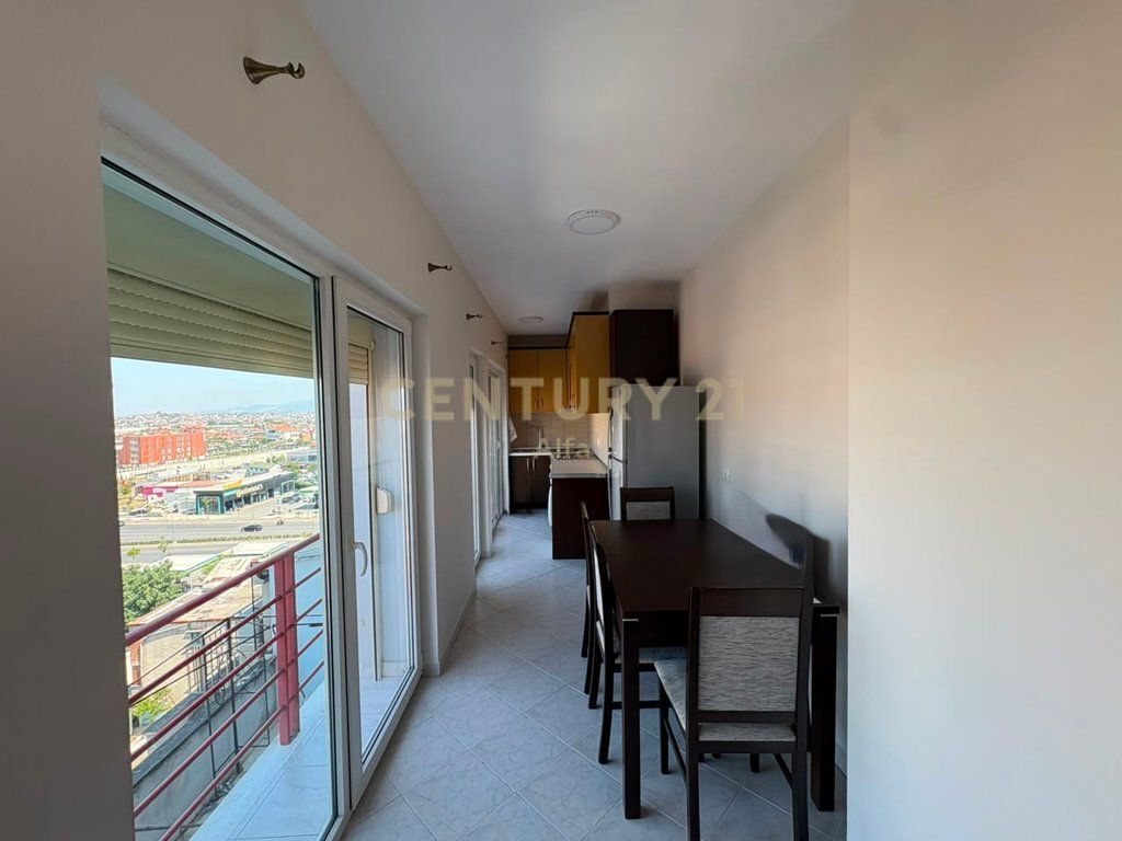 Jepet me qera apartament 2+1+depo me verandë, i përshtatshëm për zyrë, në Rrugën Dritan Hoxha!