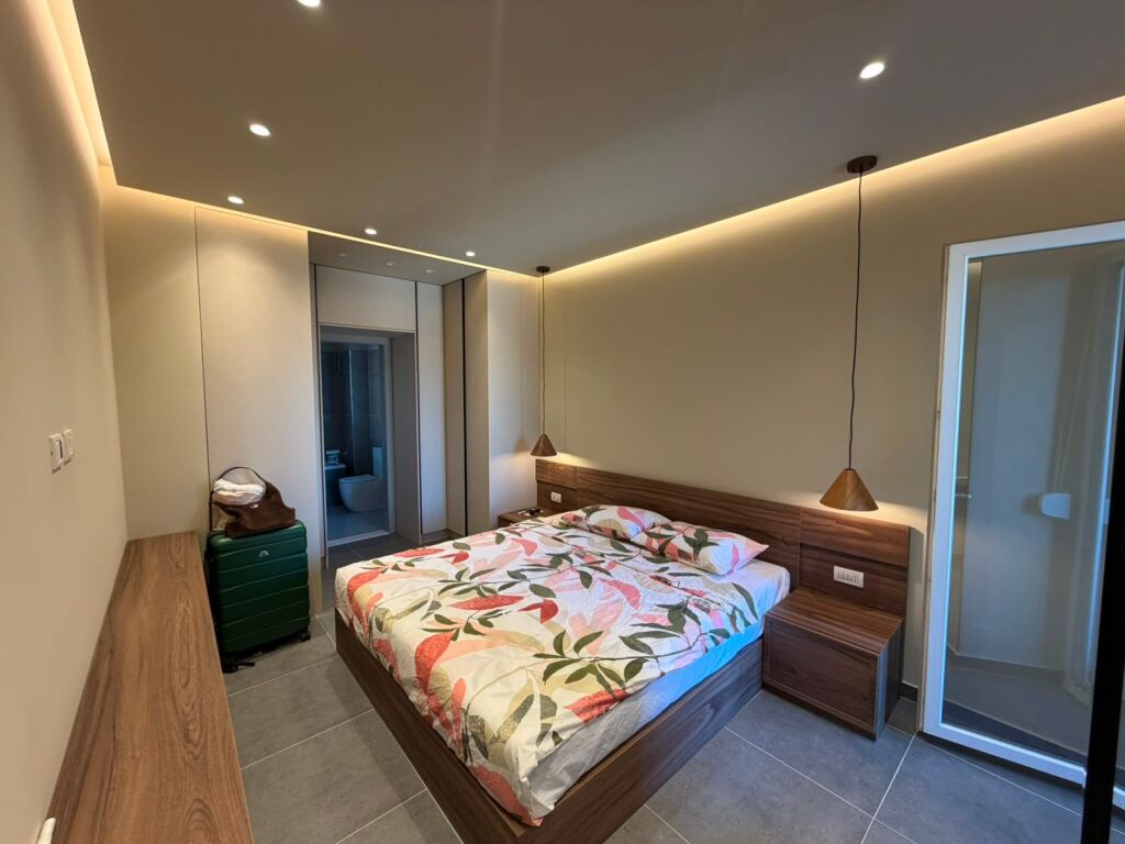 We rent a 2+1+2 apartment together with a parking space at Pazari i ri!