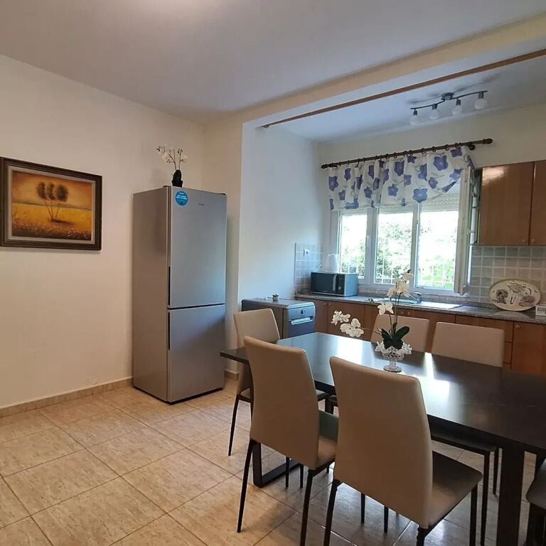 JEPET ME QERA KATI I PARE I NJE SHTEPIE PRIVATE - TEK HOTEL MONDIAL , 21- DHJETORI, TIRANE