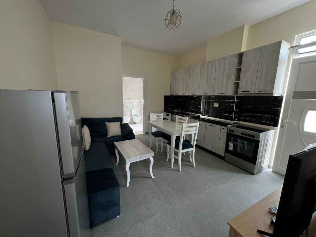 Apartament 1+1 me qira – pranë Shkollës së Bashkuar !
