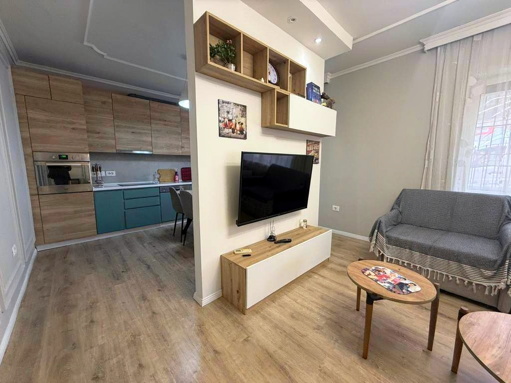 Apartament 1+1 + Post Parkimi me qira tek Medreseja