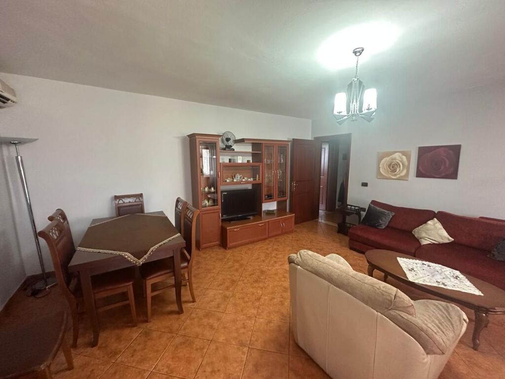 🏢Via delle Barricate affittasi appartamento 2+1, arredato, 60.000 Leke