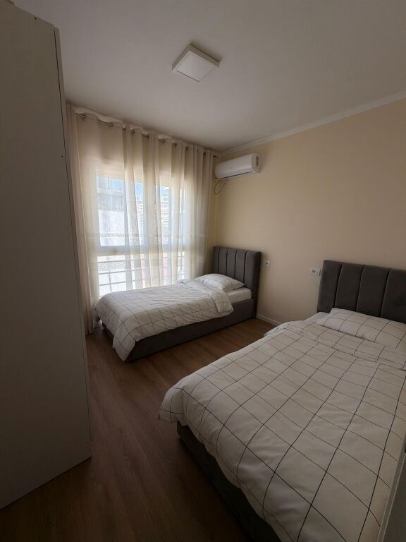 Mine Peza - Jepet 2+1+ Verande Luxury Prane Prokurorise Pallat i 2024 Kati i 4 Apartamenti eshte i investuar ne detaj per banim me kushtet me te mira te jeteses Pallati eshte ndertim i 2024 Jepet per periudhe afatgjate CMIMI NE LEKE