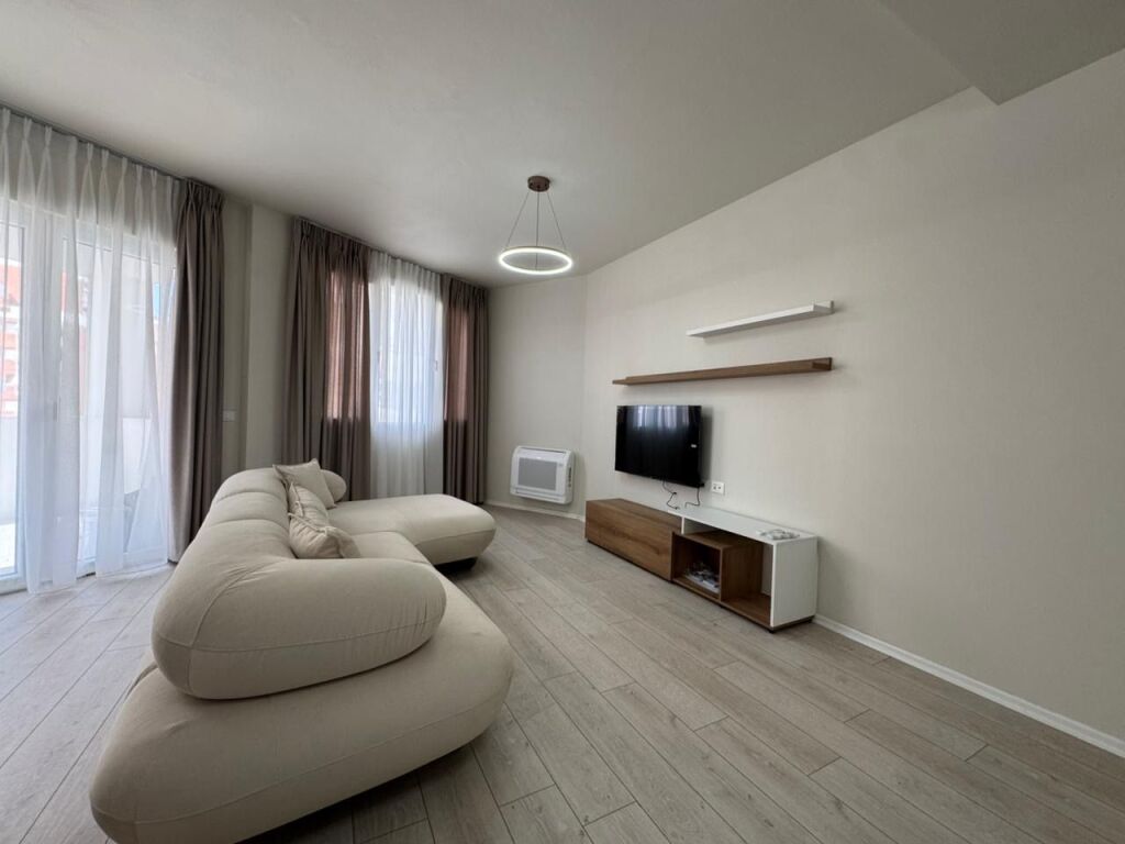 Apartament 2+1, Astir!