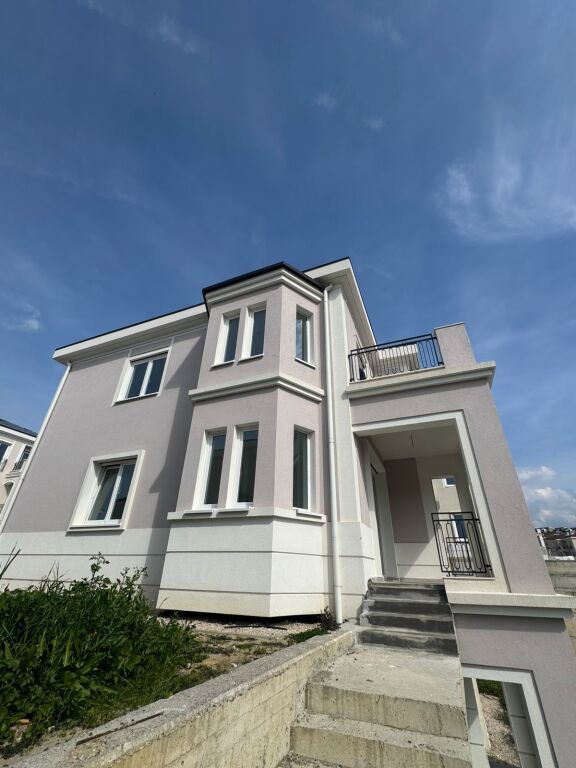 🏡 Villa su 3 Piani in Vendita – Collina Verde, vicino a TEG