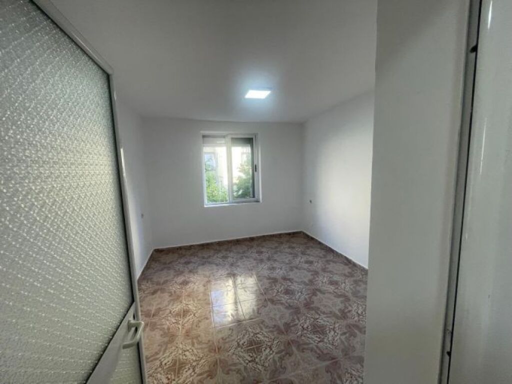 Apartament 2+1 per qera Rr Ferit xhajko !