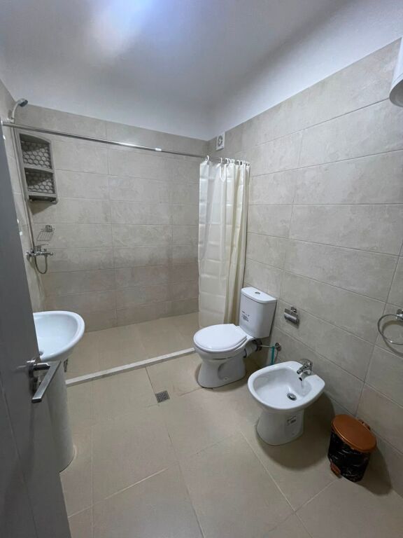 Affittasi 2+1+2 e parcheggio per 55.000 lekë