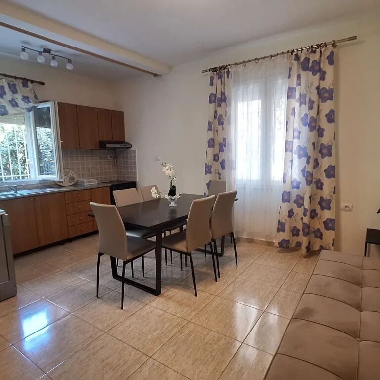 JEPET ME QERA KATI I PARE I NJE SHTEPIE PRIVATE - TEK HOTEL MONDIAL , 21- DHJETORI, TIRANE