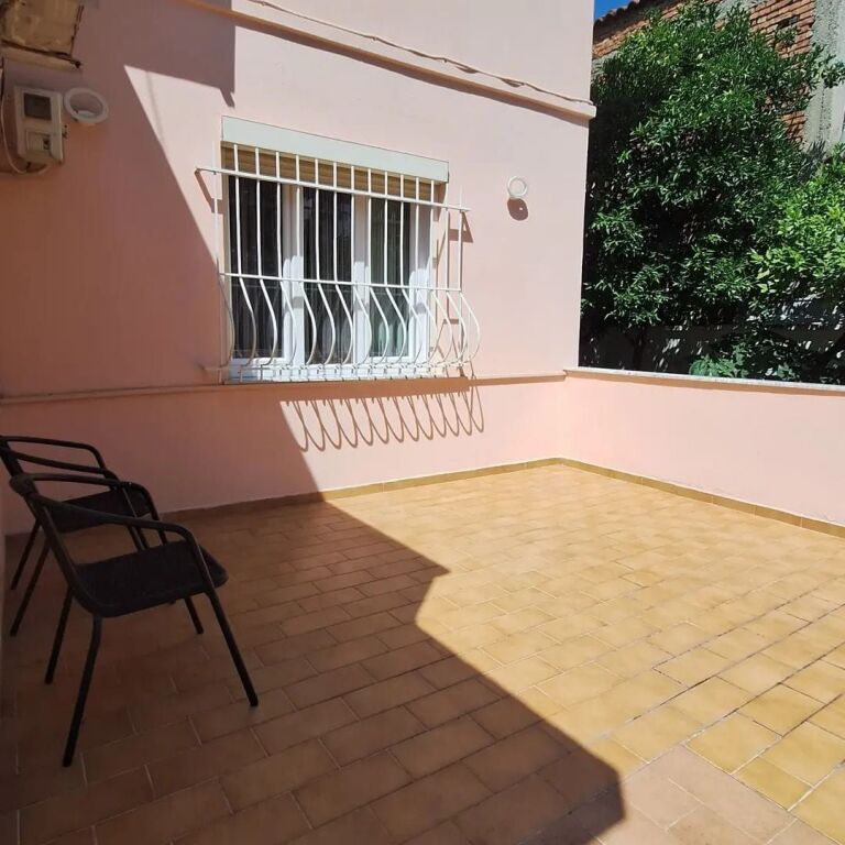 JEPET ME QERA KATI I PARE I NJE SHTEPIE PRIVATE - TEK HOTEL MONDIAL , 21- DHJETORI, TIRANE