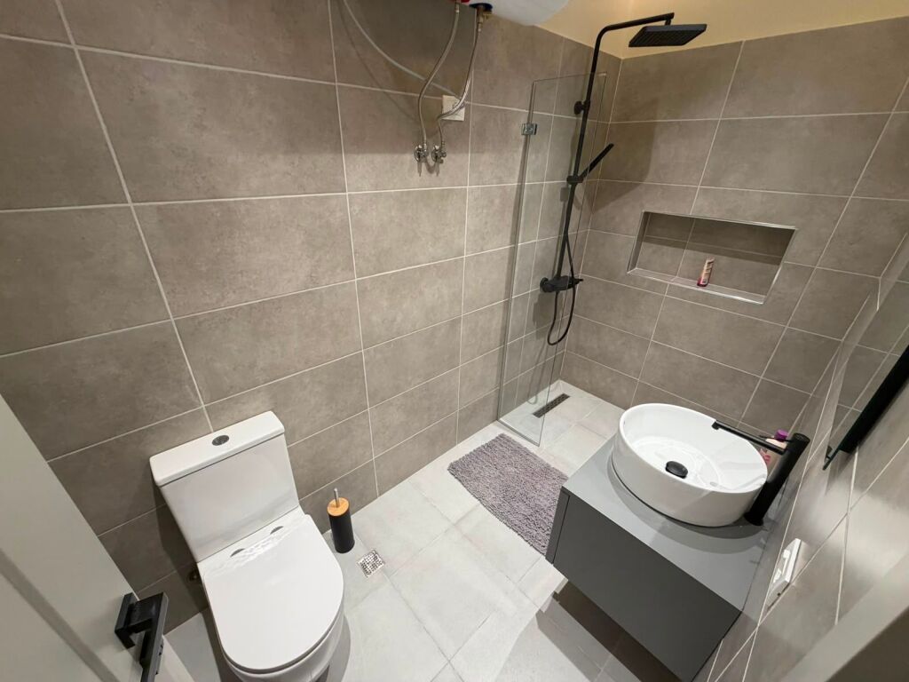 We rent a 2+1+2 apartment together with a parking space at Pazari i ri!
