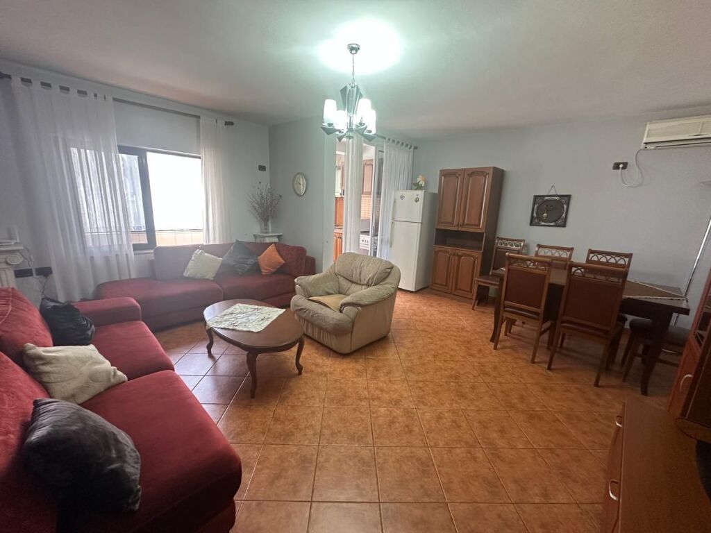 🏢Via delle Barricate affittasi appartamento 2+1, arredato, 60.000 Leke