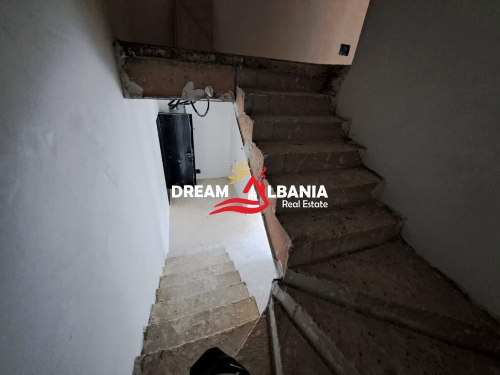 Dubleks 3+1 ne shitje tek liqeni I thate prane Radisson Hotel ne Tirane (ID 5131001)