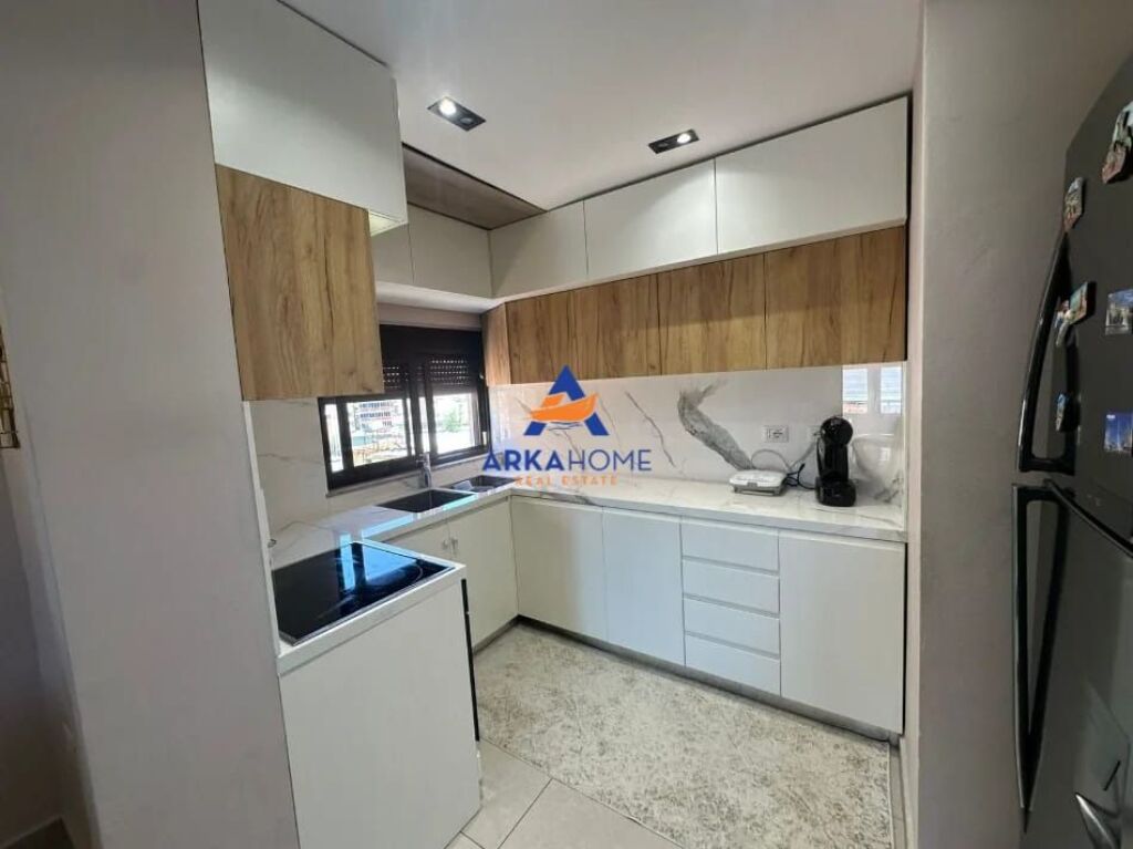 JEPET ME QIRA PENTHOUSE MODERN 2+1 ME VERANDË "XHAMLLIKU, RRUGA MARIE LOGORECI" 750 EURO