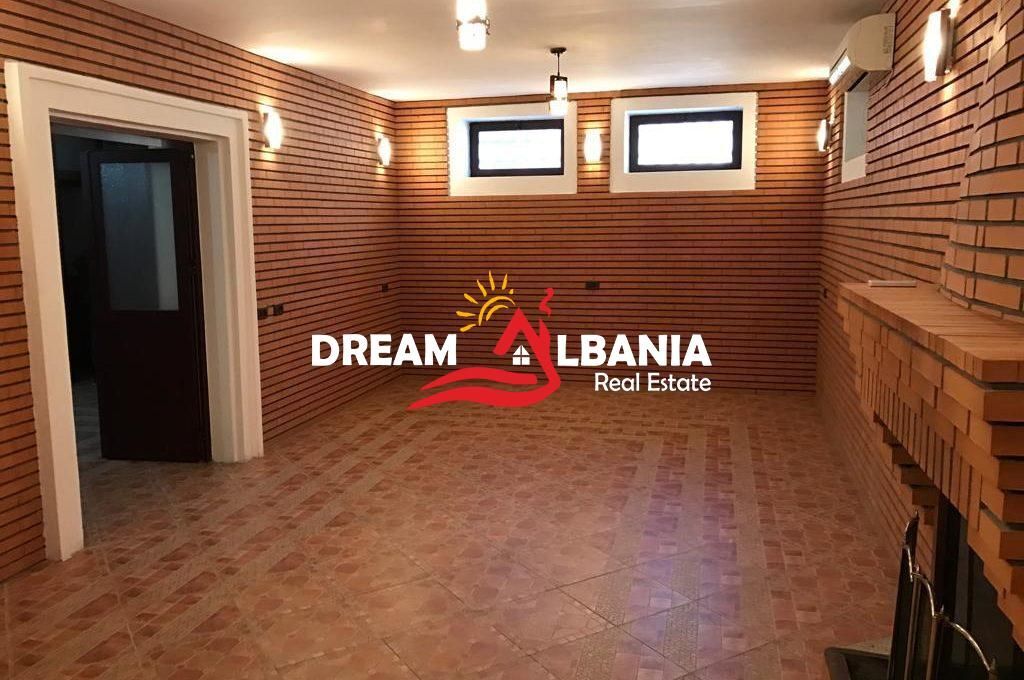 Villa su 3 piani in vendita a Komuna e Parisit vicino al Complesso Dinamo (ID 4151127)