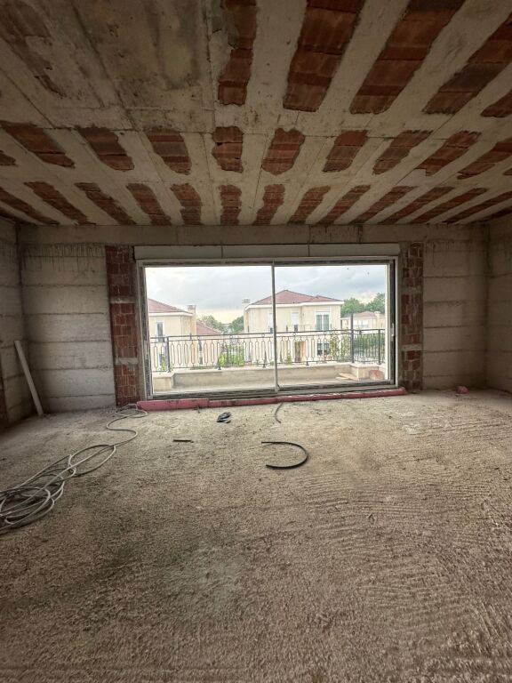Villa su 3 Piani in Vendita – Collina Verde