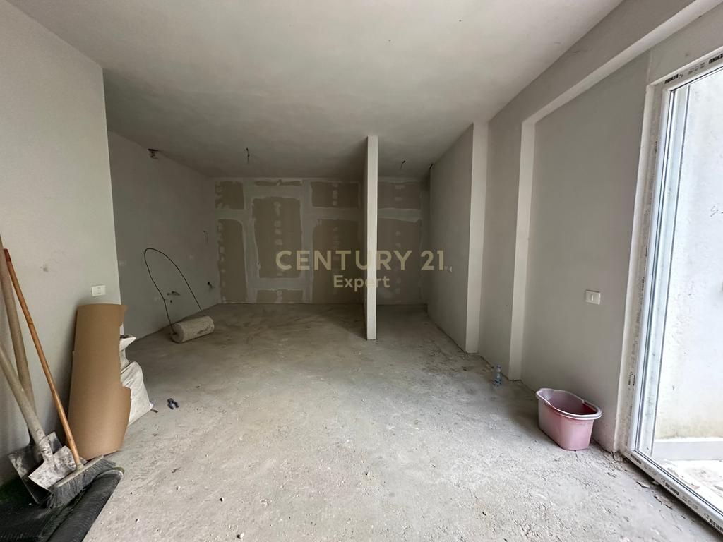 In vendita 3+1+2+ cortile lago secco 265,000 €