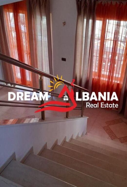 Villa su 3 piani in vendita a Komuna e Parisit vicino al Complesso Dinamo (ID 4151127)