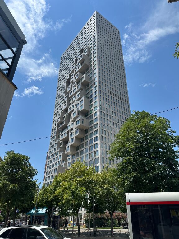 Apartment 3+2+1 per zyra ose banim te rruga elbasanit