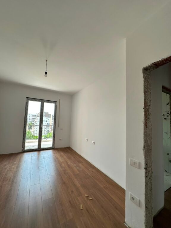 Shitet apartament 2+1+2