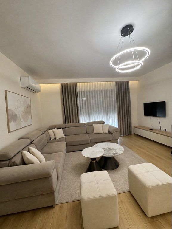 BULEVARDI I RI – JEPET ME QIRA APARTAMENT 1+1 NË KOMPLEKSIN NDREGJONI!