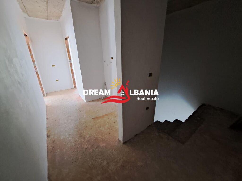 Dubleks 3+1 ne shitje tek liqeni I thate prane Radisson Hotel ne Tirane (ID 5131001)