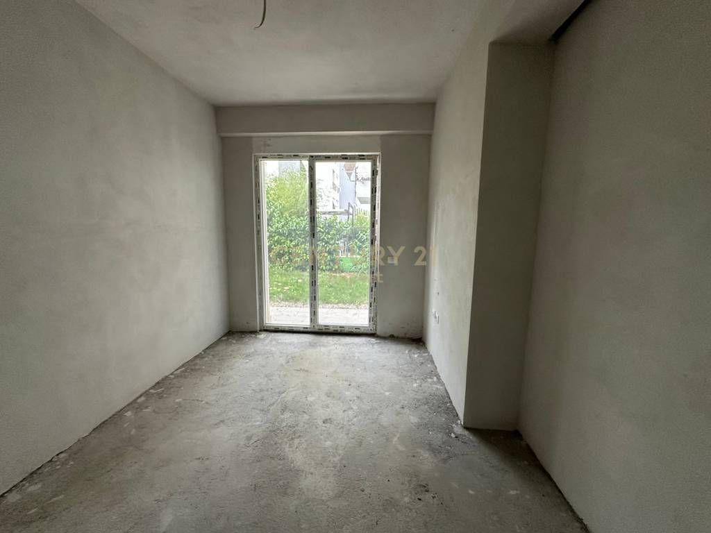 In vendita 3+1+2+ cortile lago secco 265,000 €
