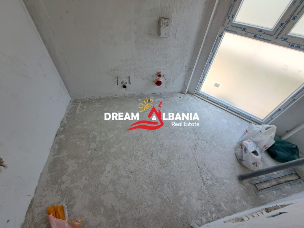 Dubleks 3+1 ne shitje tek liqeni I thate prane Radisson Hotel ne Tirane (ID 5131001)