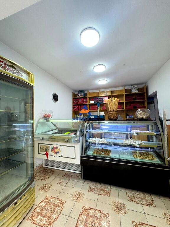 JEPET PASTICERI ME QIRA 74M2 "ISH STACIONI I TRENIT" 70.000 LEKE
