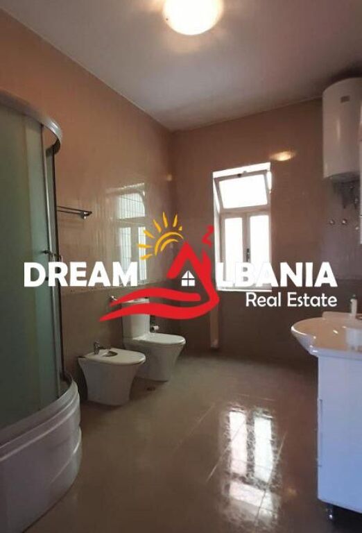 Villa su 3 piani in vendita a Komuna e Parisit vicino al Complesso Dinamo (ID 4151127)