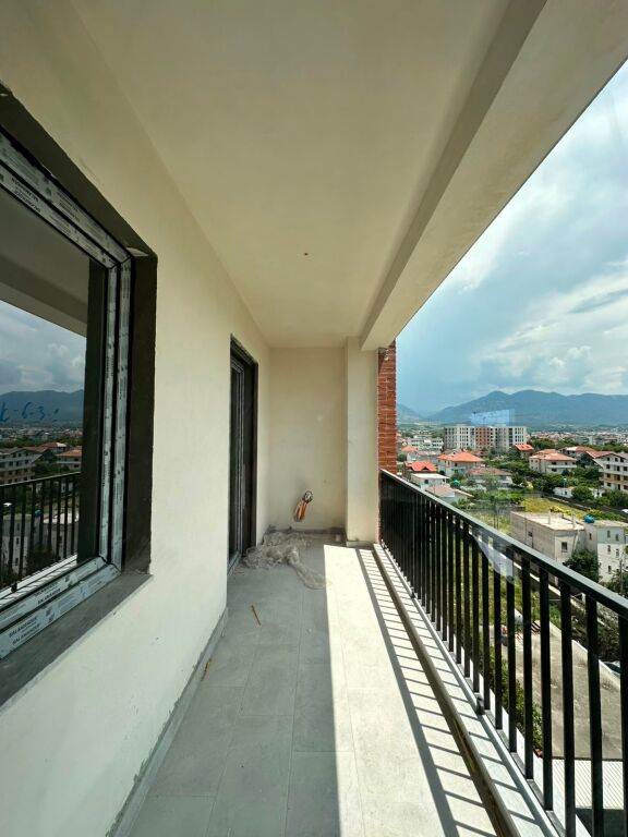 Shitet apartament 2+1+2