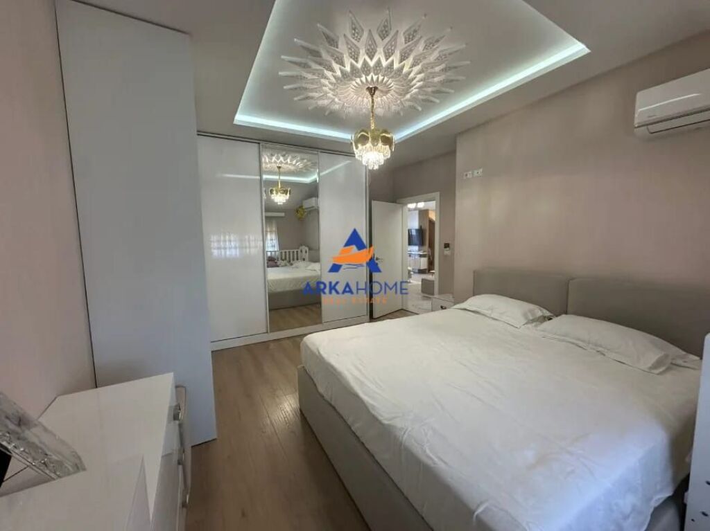 JEPET ME QIRA PENTHOUSE MODERN 2+1 ME VERANDË "XHAMLLIKU, RRUGA MARIE LOGORECI" 750 EURO