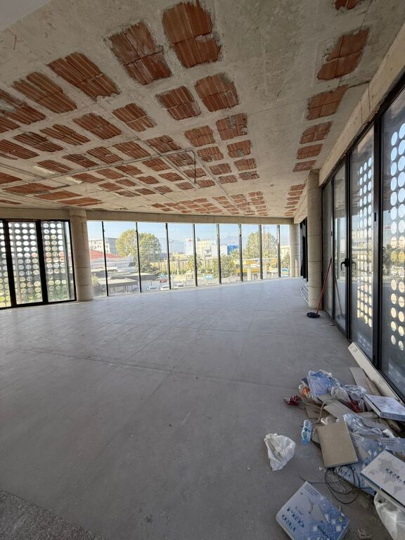 🏢 Godinë Biznesi me Qira – Autostrada Tiranë–Durrës