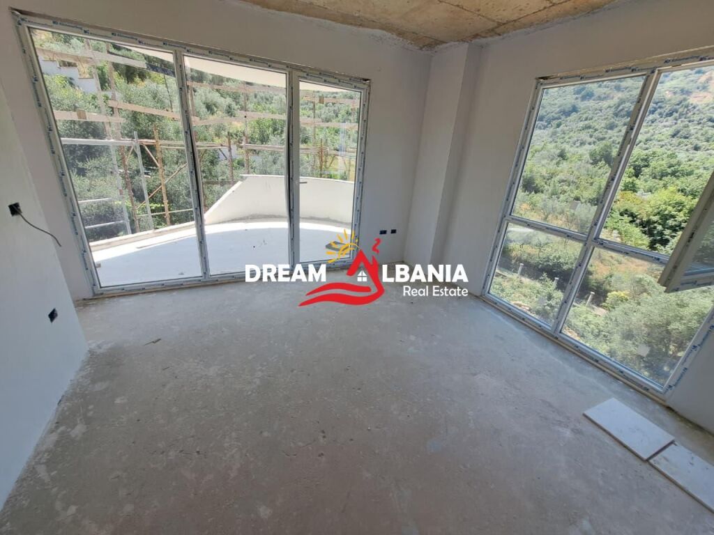 Dubleks 3+1 ne shitje tek liqeni I thate prane Radisson Hotel ne Tirane (ID 5131001)