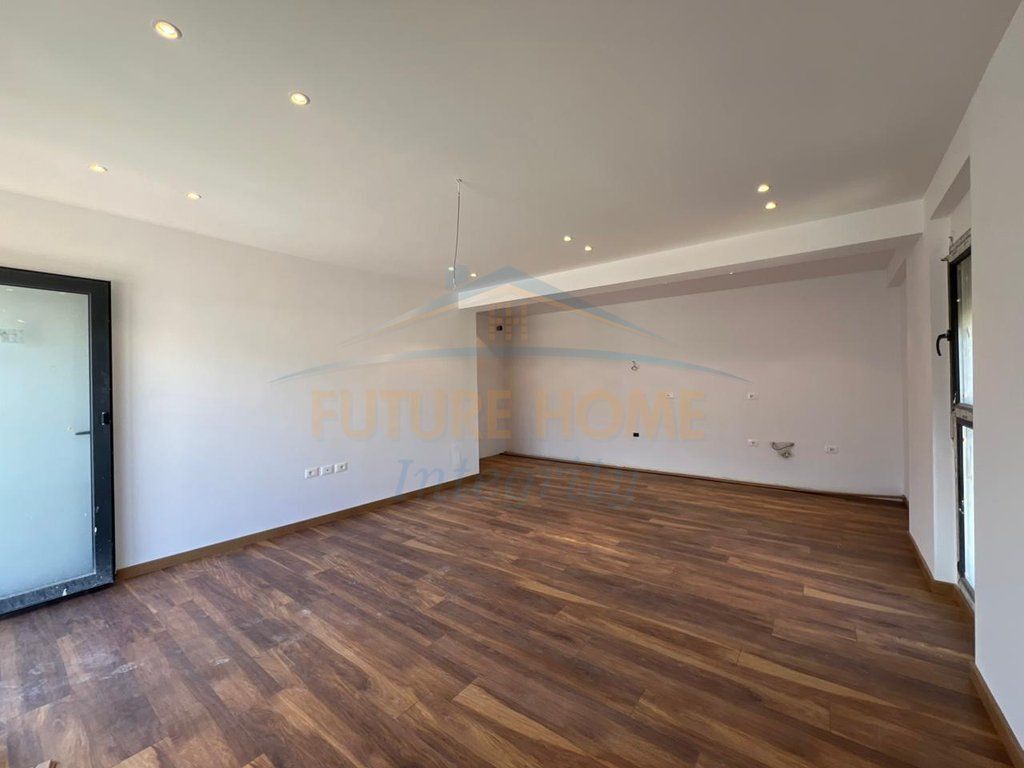Shitet Apartament 2+1, Porcelan
