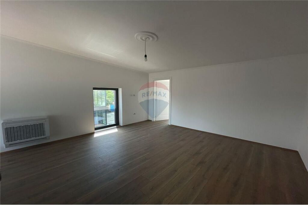 Villa su 3 piani in vendita a Kombinat    ID:530361014-46