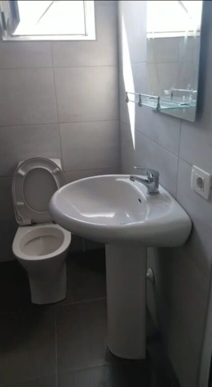 Jepet me qera garsoniere, kati i dyte shtepi private e mobiluar 24,000 L ne Astir