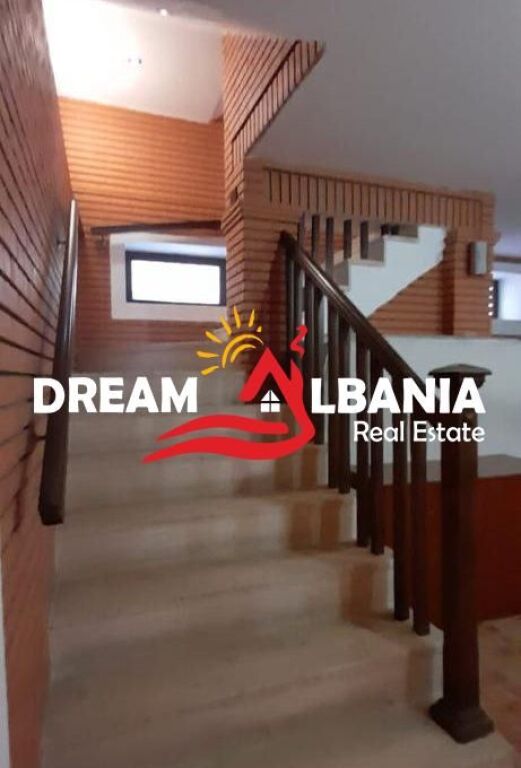 Villa su 3 piani in vendita a Komuna e Parisit vicino al Complesso Dinamo (ID 4151127)