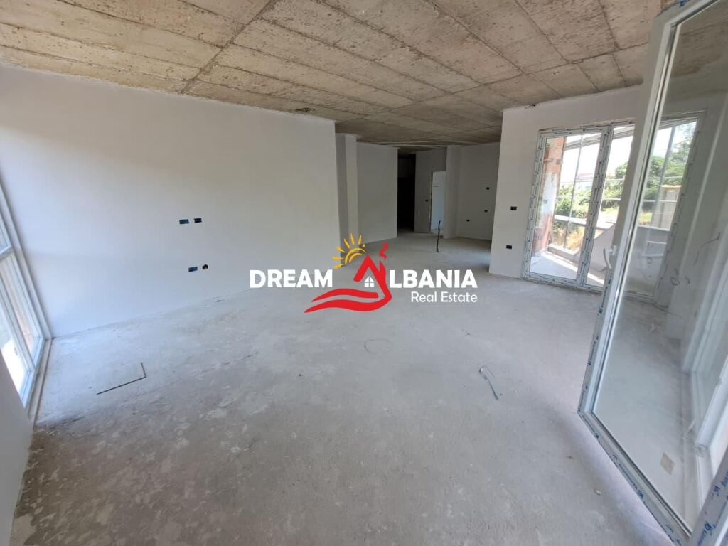 Dubleks 3+1 ne shitje tek liqeni I thate prane Radisson Hotel ne Tirane (ID 5131001)