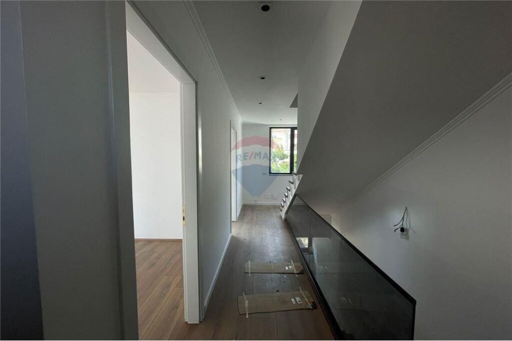 Villa su 3 piani in vendita a Kombinat    ID:530361014-46