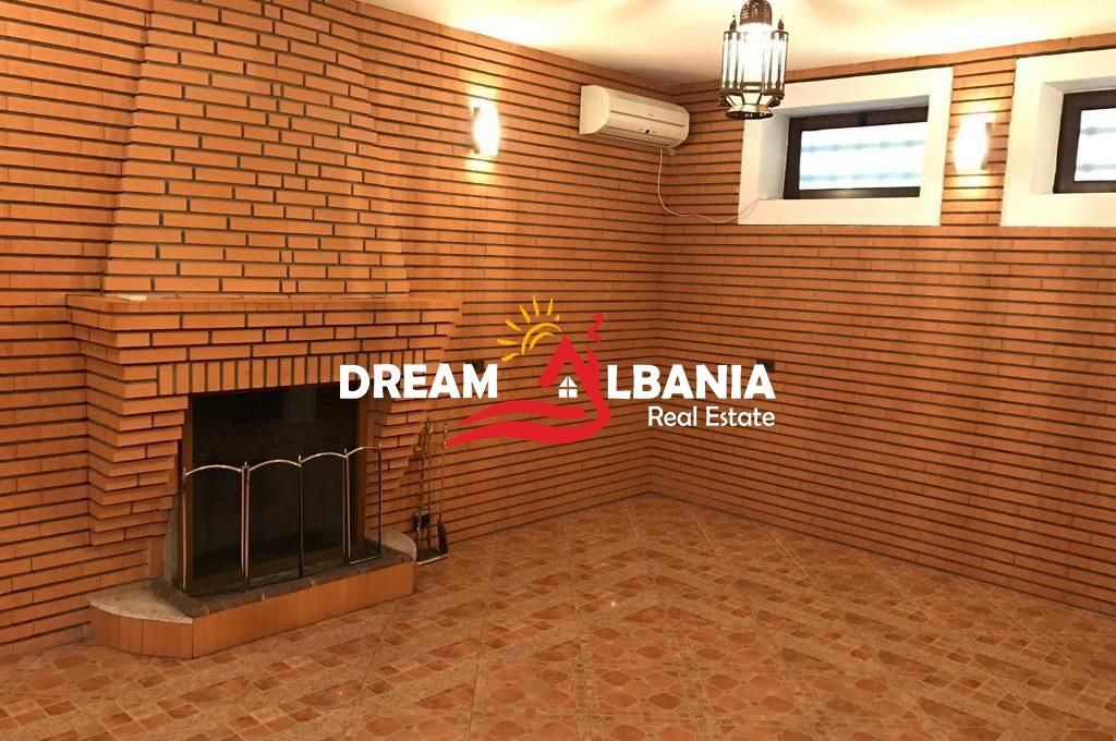 Villa su 3 piani in vendita a Komuna e Parisit vicino al Complesso Dinamo (ID 4151127)
